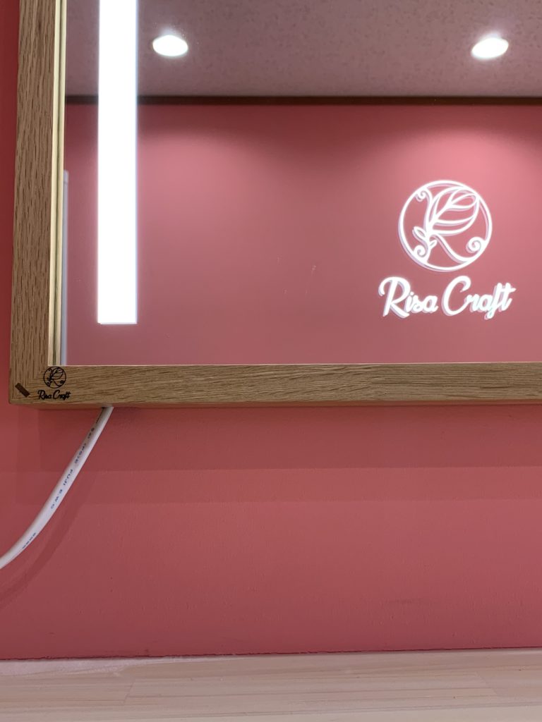 [埼玉県一般企業の施工例]鏡照明輝®木枠フレームタイプ②（LEDミラー、照明付鏡）[稲葉電機]