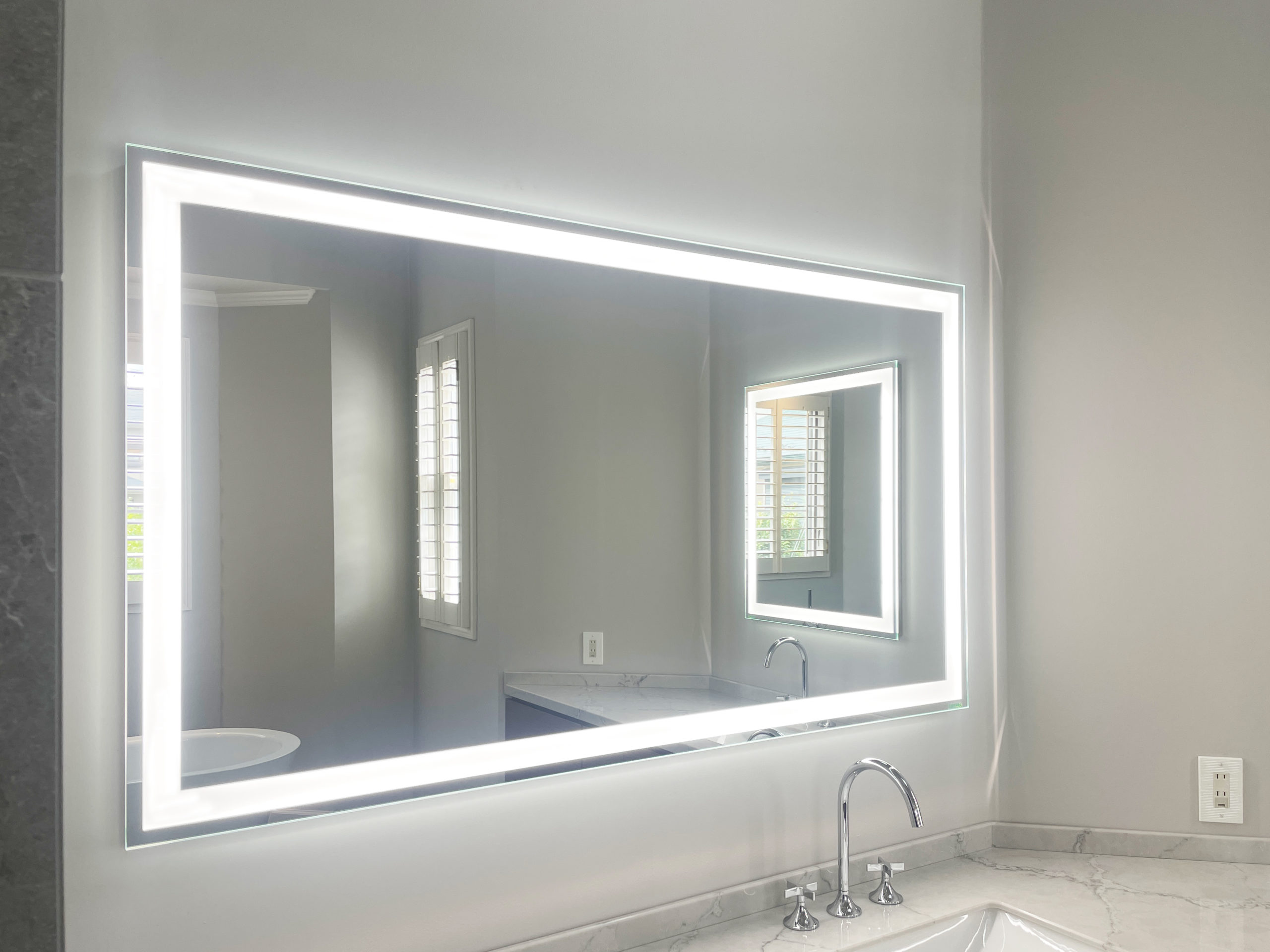 [福島県・一般住宅、洗面所の施工例]②鏡照明輝®フレームなしタイプ（LEDミラー、照明付鏡）[稲葉電機]