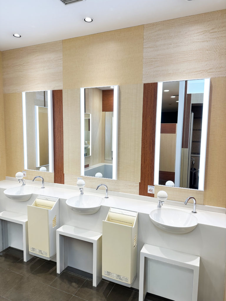 [神奈川県小田原市]商業施設の化粧室の施工例]鏡照明輝®フレームありタイプ5-3（LEDミラー、照明付鏡）[稲葉電機]