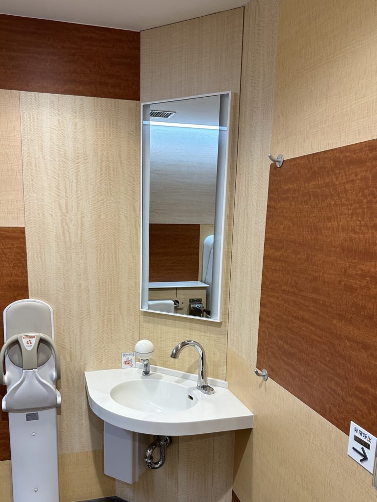 [神奈川県小田原市]商業施設の化粧室の施工例]鏡照明輝®フレームありタイプ5-5（LEDミラー、照明付鏡）[稲葉電機]